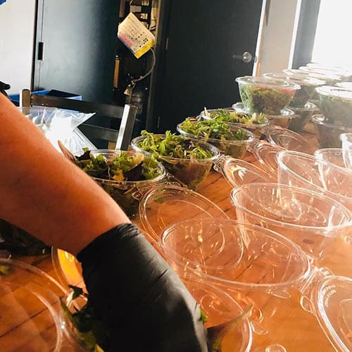 Filling salad bowls to go